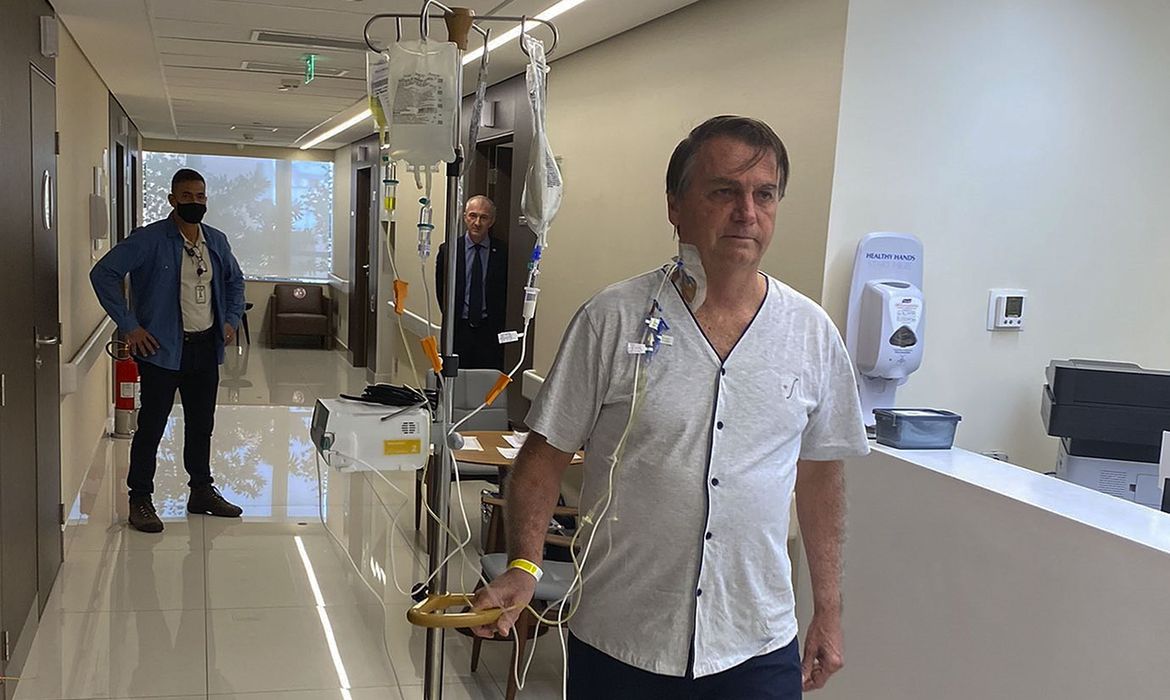 Presidente Jair Bolsonaro deve receber alta neste domingo, afirma equipe médica