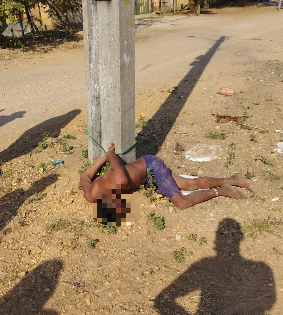 Suspeito de tentar estuprar criança foi amarrado por moradores em poste em Barra do Ouro — Foto: Divulgação